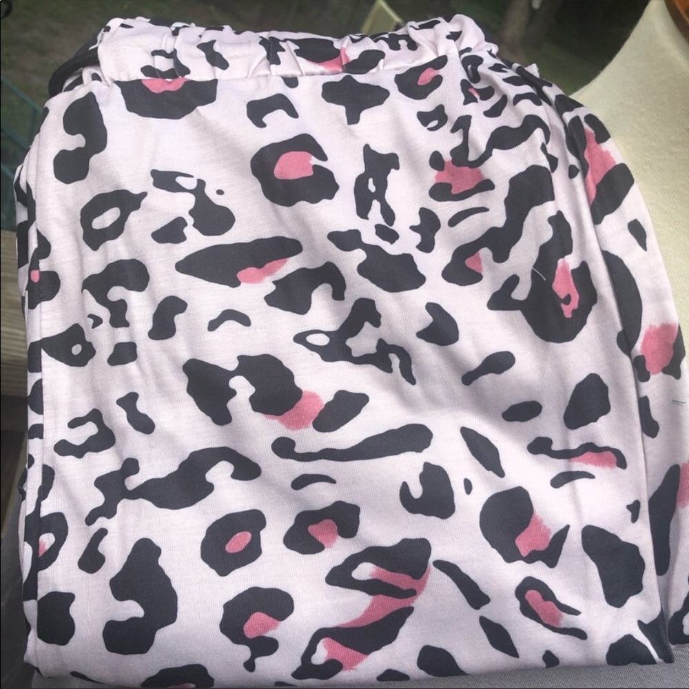Leopard print lounge set small and large available - Picture 15 of 16